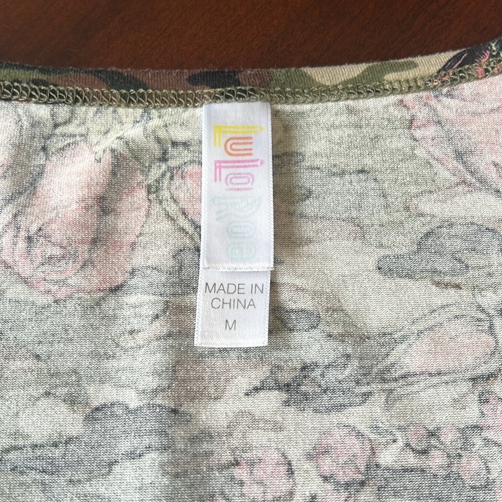 LuLaRoe Perfect T shirt Camo with roses GC Size M 12-18 - Picture 2 of 7